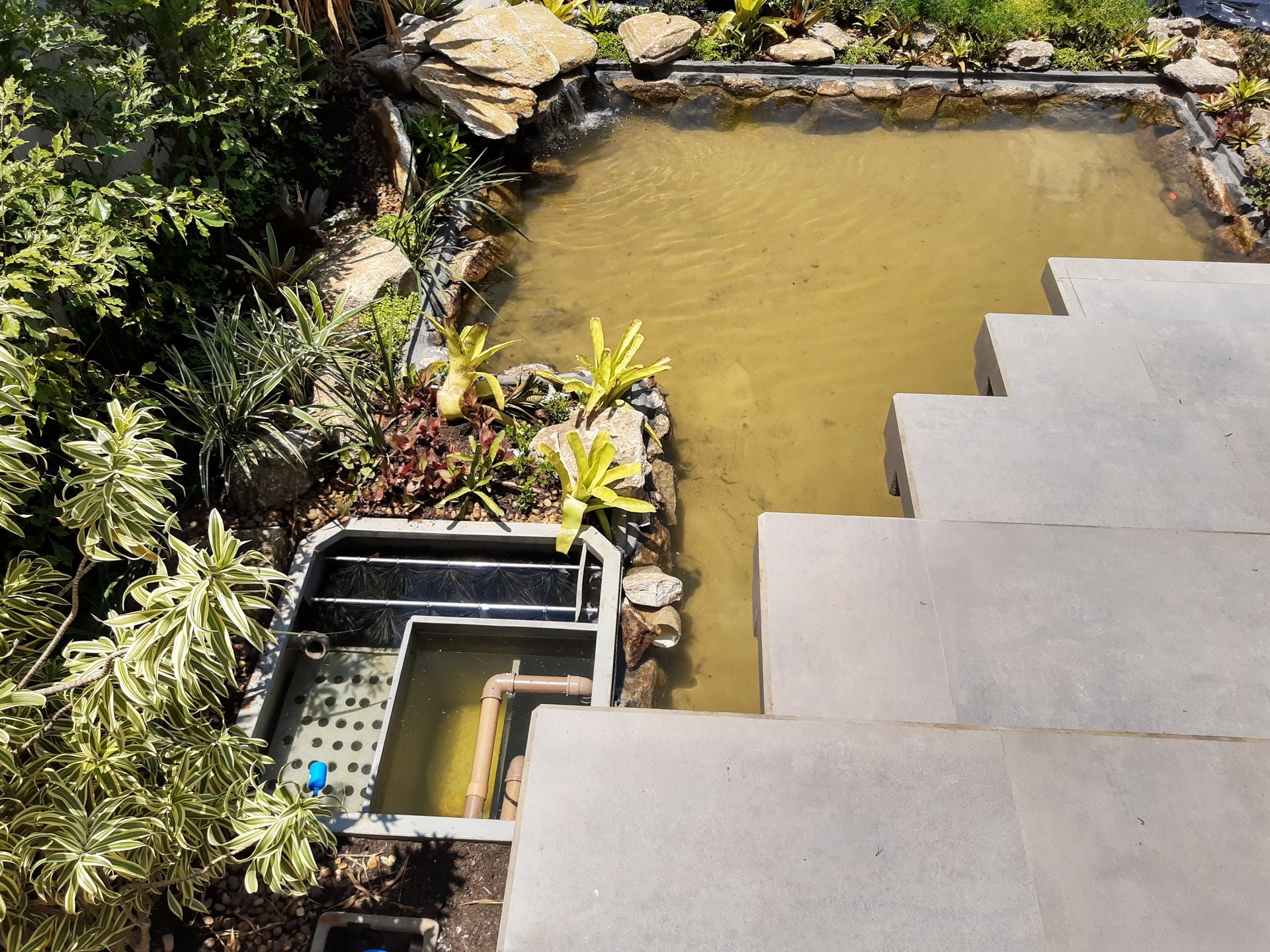 FKA-100 instalado em lago ornamental