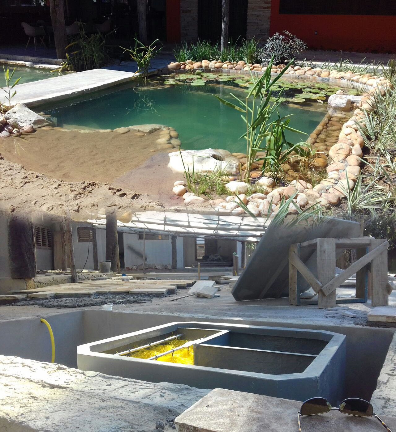 FKA-150 instalado em lago ornamental
