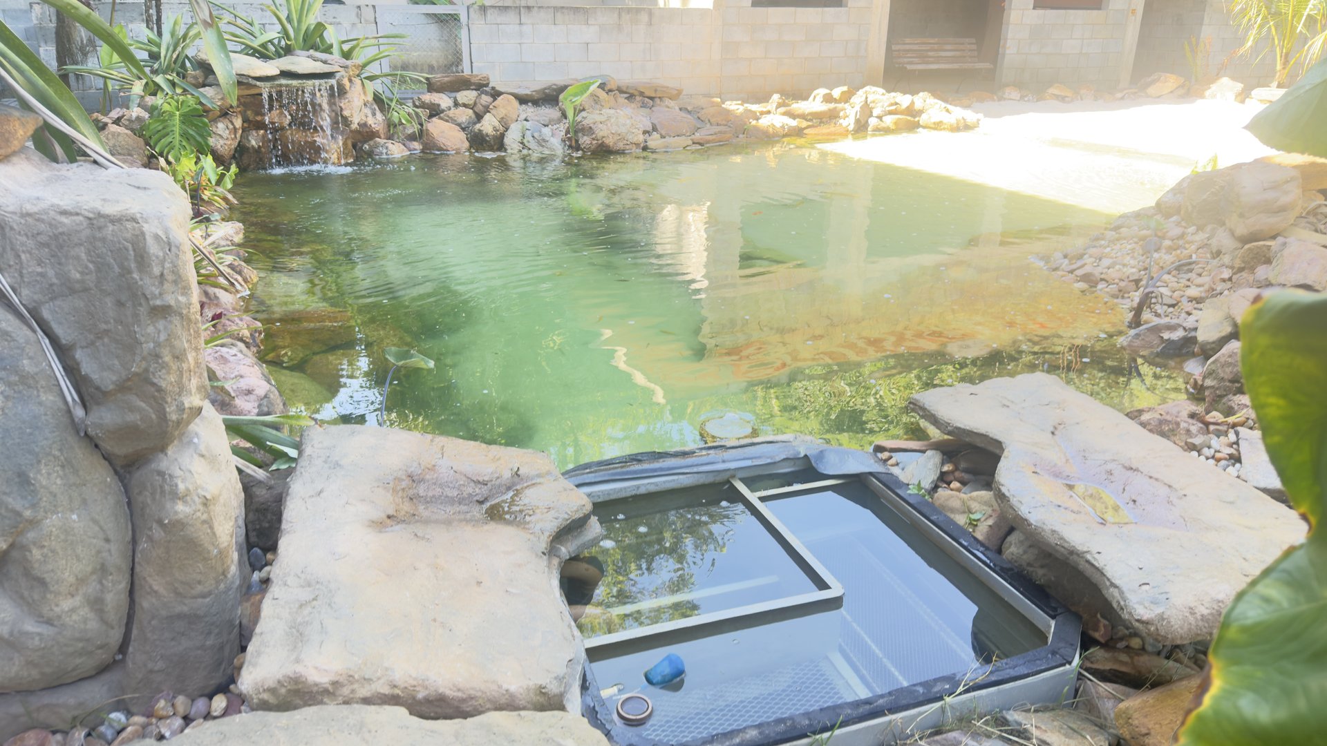 FKA-200 instalado em lago ornamental