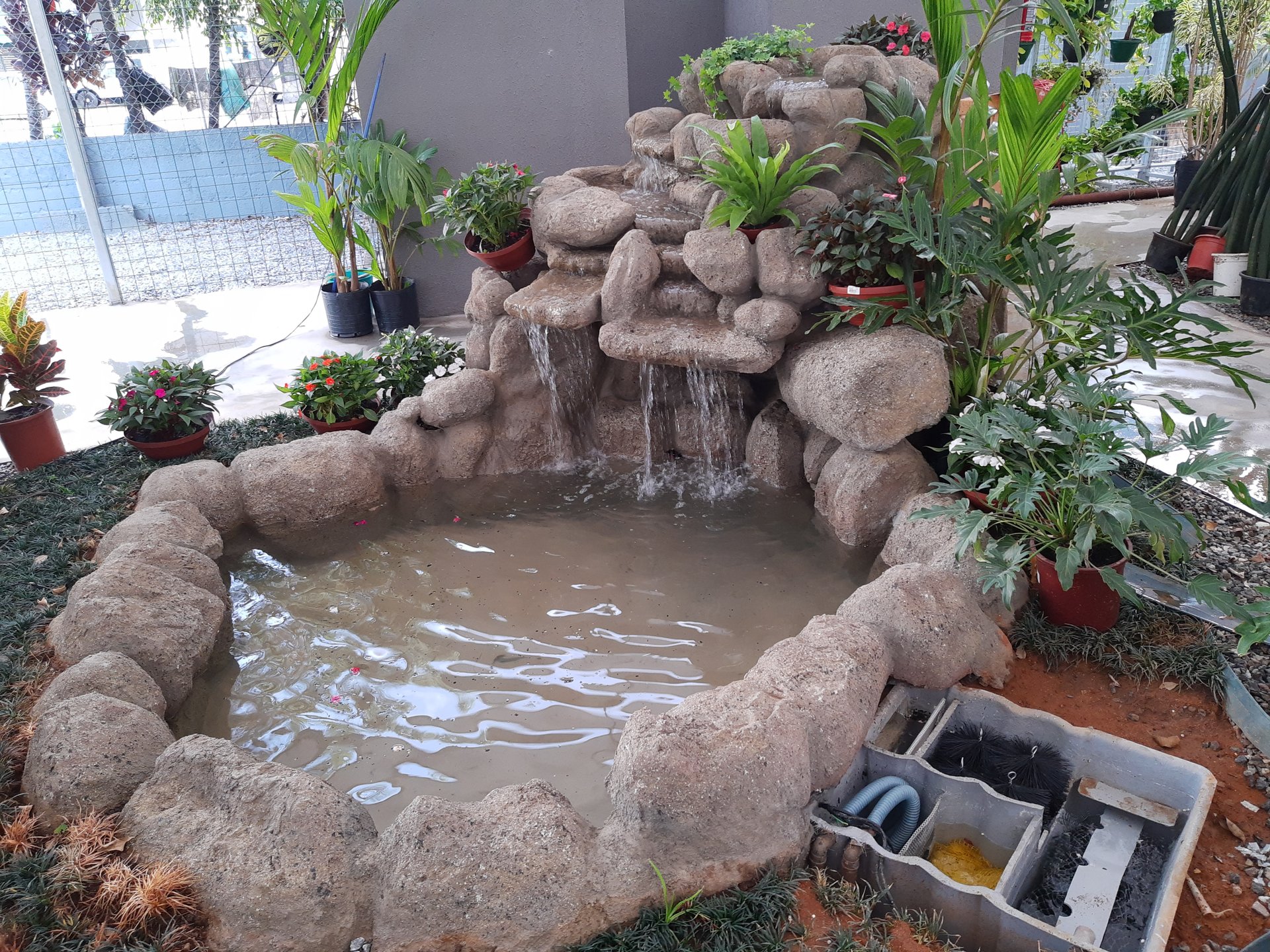 FKA-20 instalado em lago ornamental