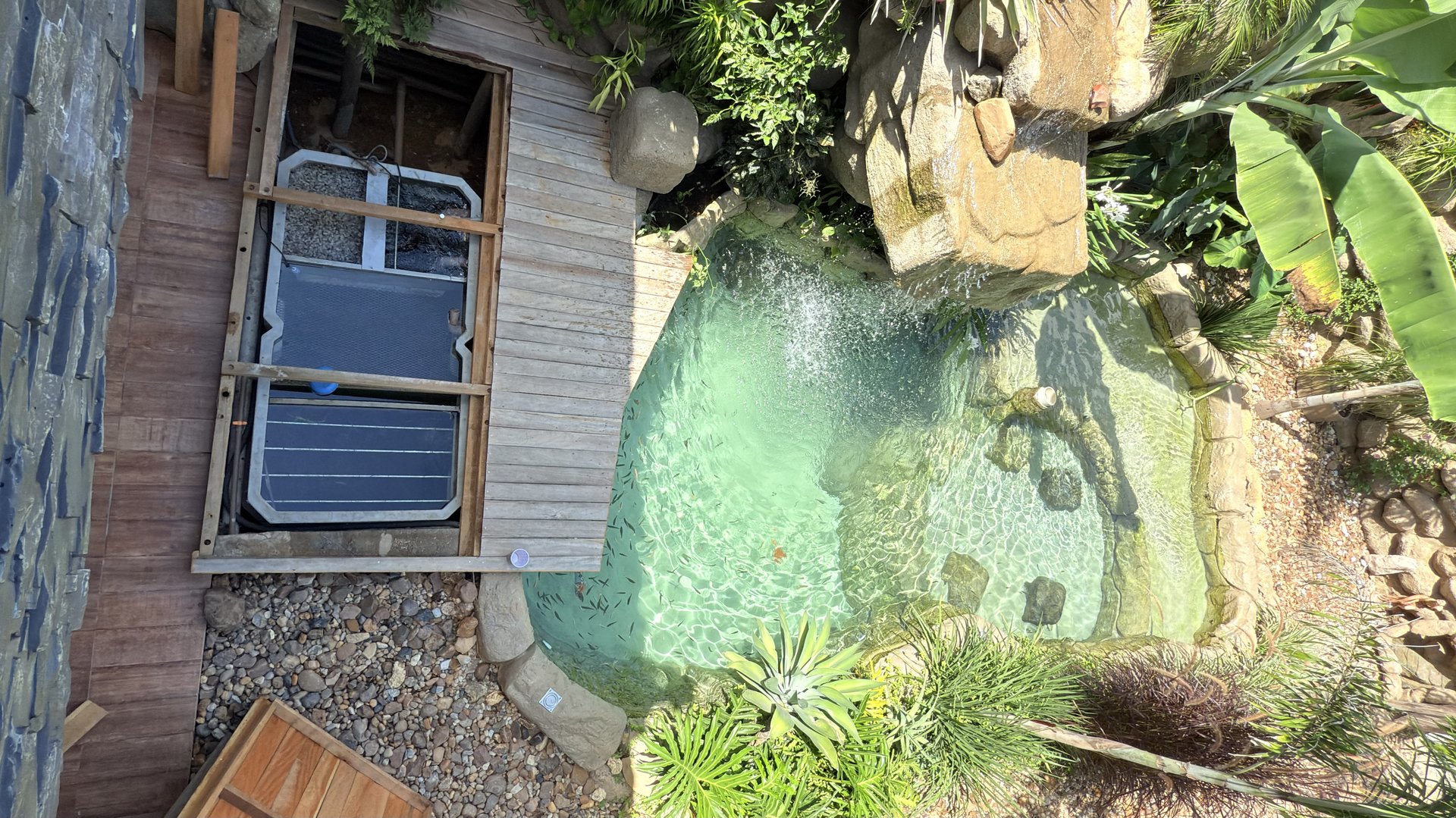 FKA-400 instalado em lago ornamental
