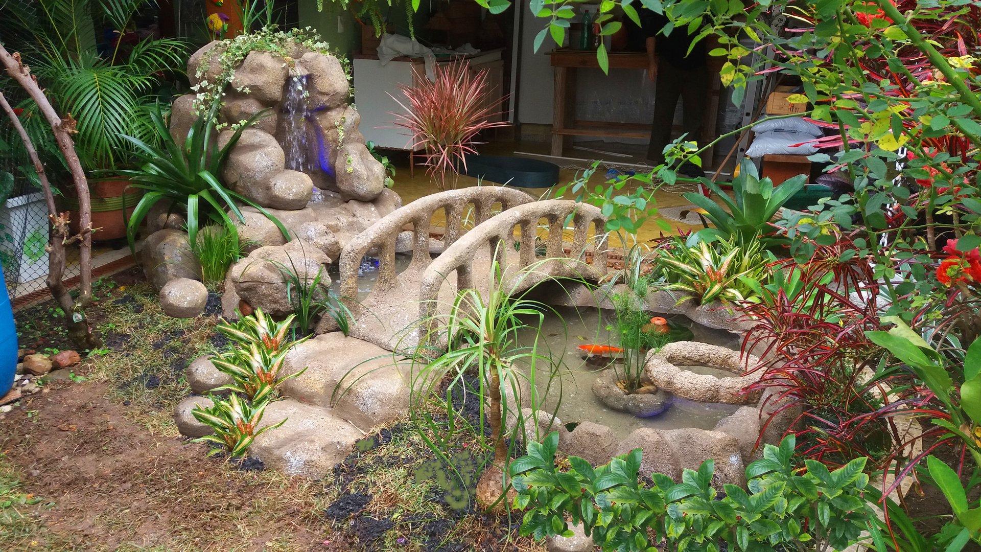 Lago Rio com Cascata — detalhe