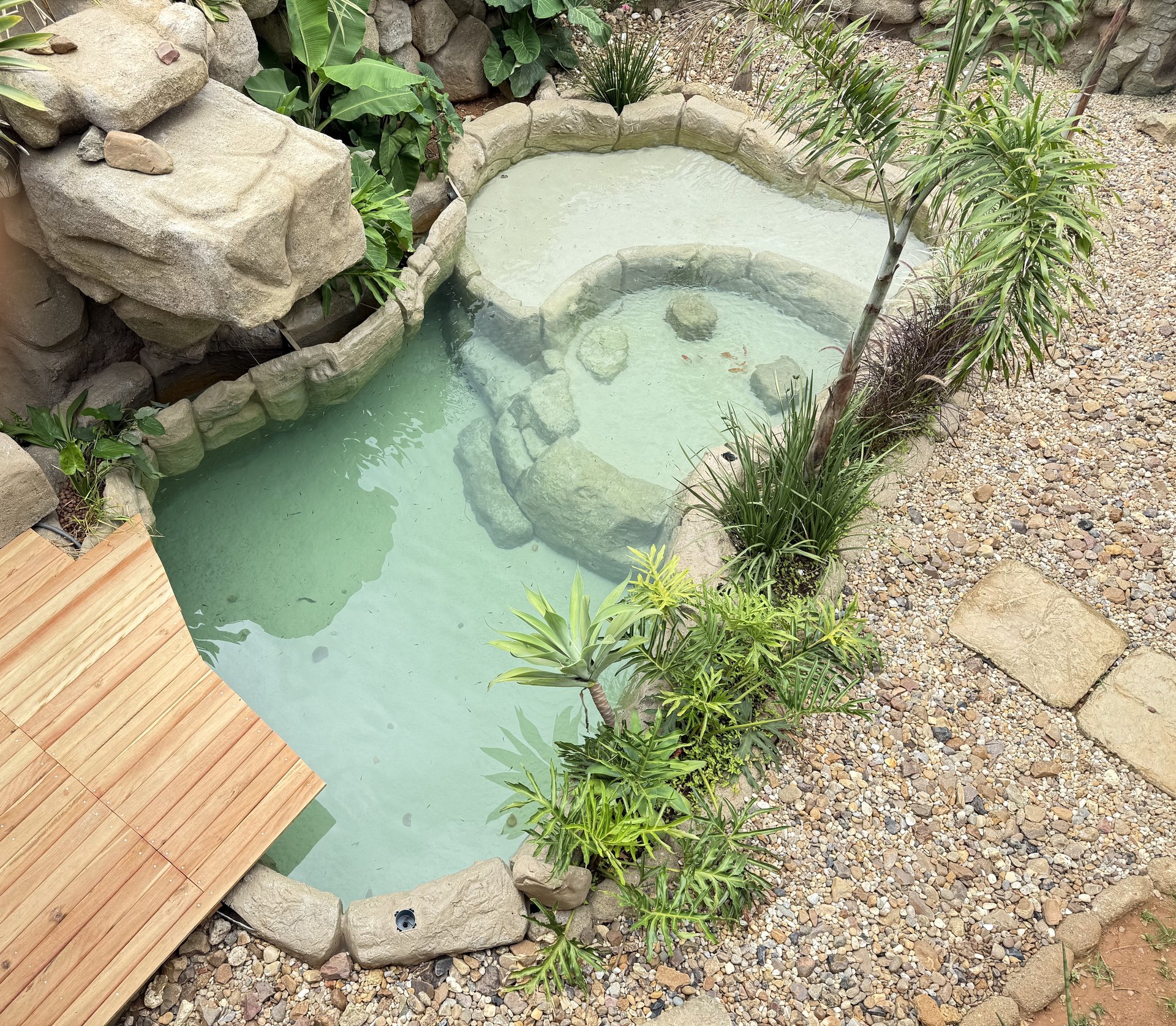 Piscina Kallina — borda revestida